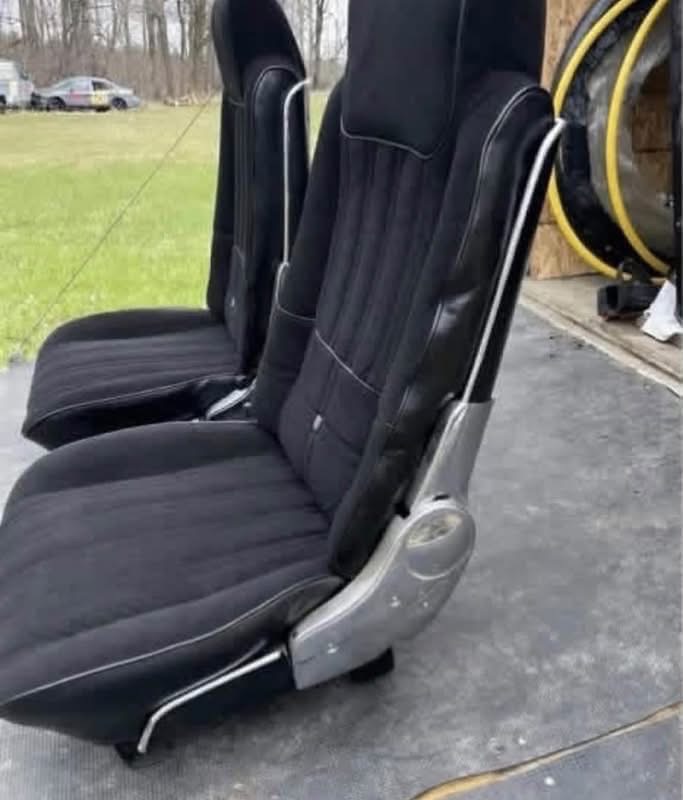 Seats thumbnail 3